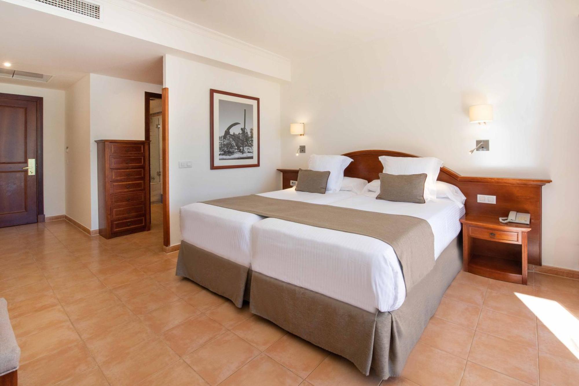 Hotel Valentin Sancti Petri 4*